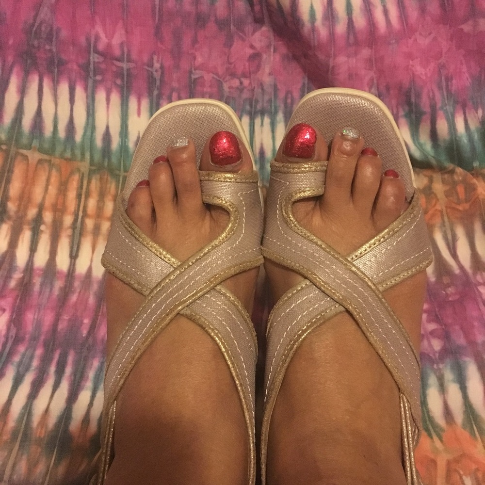 Donald J Pliner gold linen woven heel sandal. - Picture 3 of 4